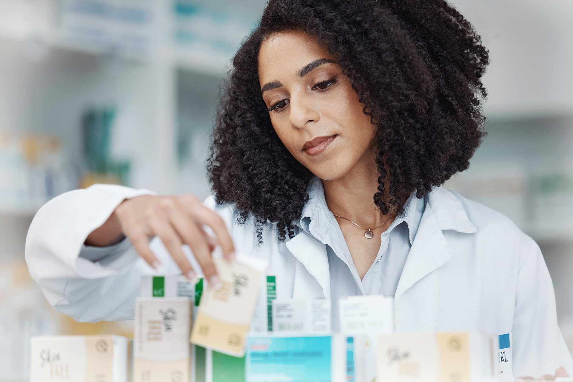 Farmacêutico em ambiente de atendimento